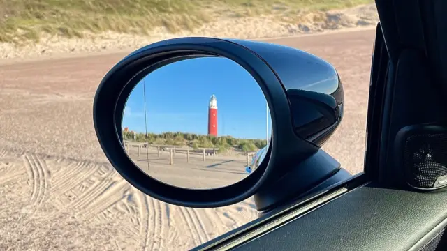 Vuurtoren in een spiel van auto VVV Texel fotograaf Ger Termoshuizen