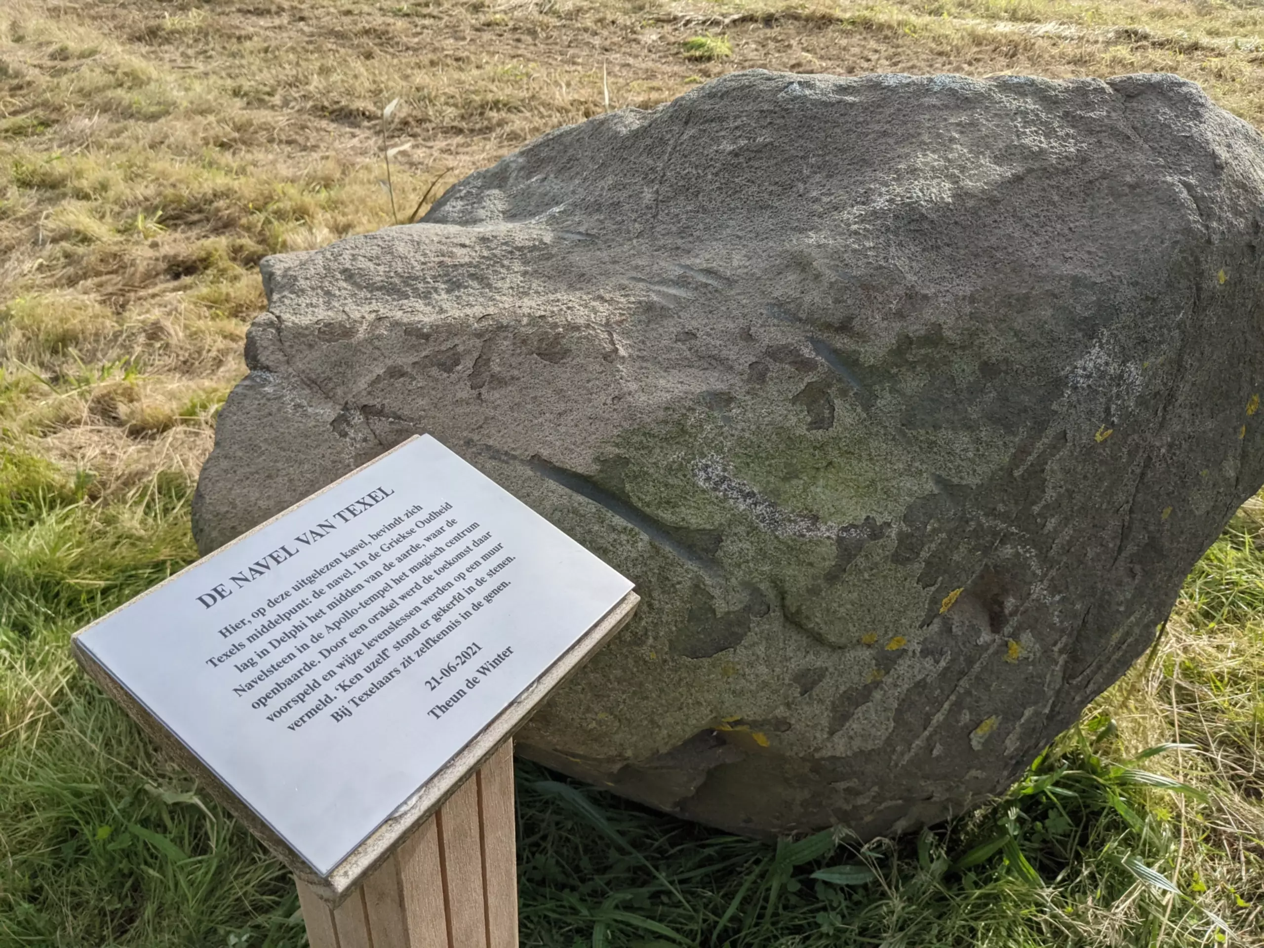 Gedicht met steen op het middelpunt van Texel VVV Texel