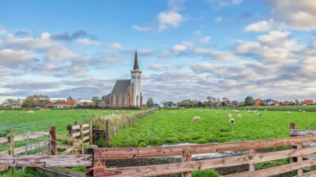 Landschap met kerk bij Den Hoorn VVV Texel fotograaf Justin Sinner