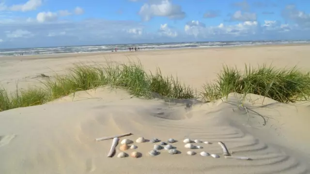 Letters Texel op het strand VVV Texel Sabrina Trenning