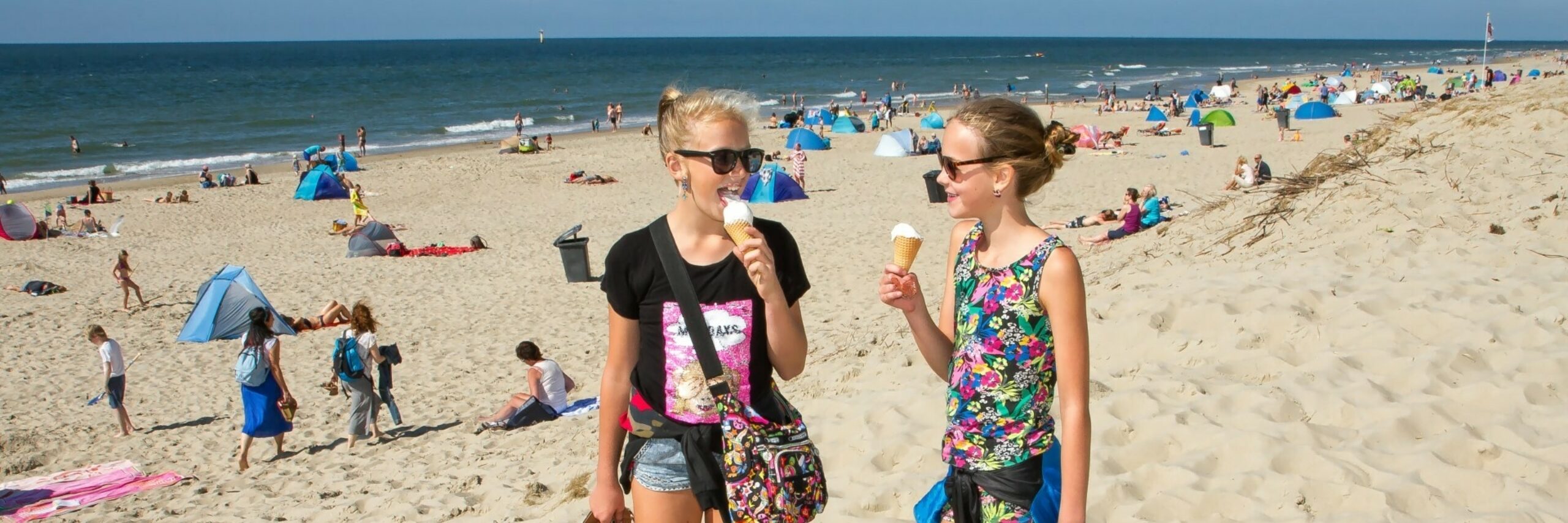 Meiden eten een ijstje op het strand VVV Texel fotograaf Justin Sinner