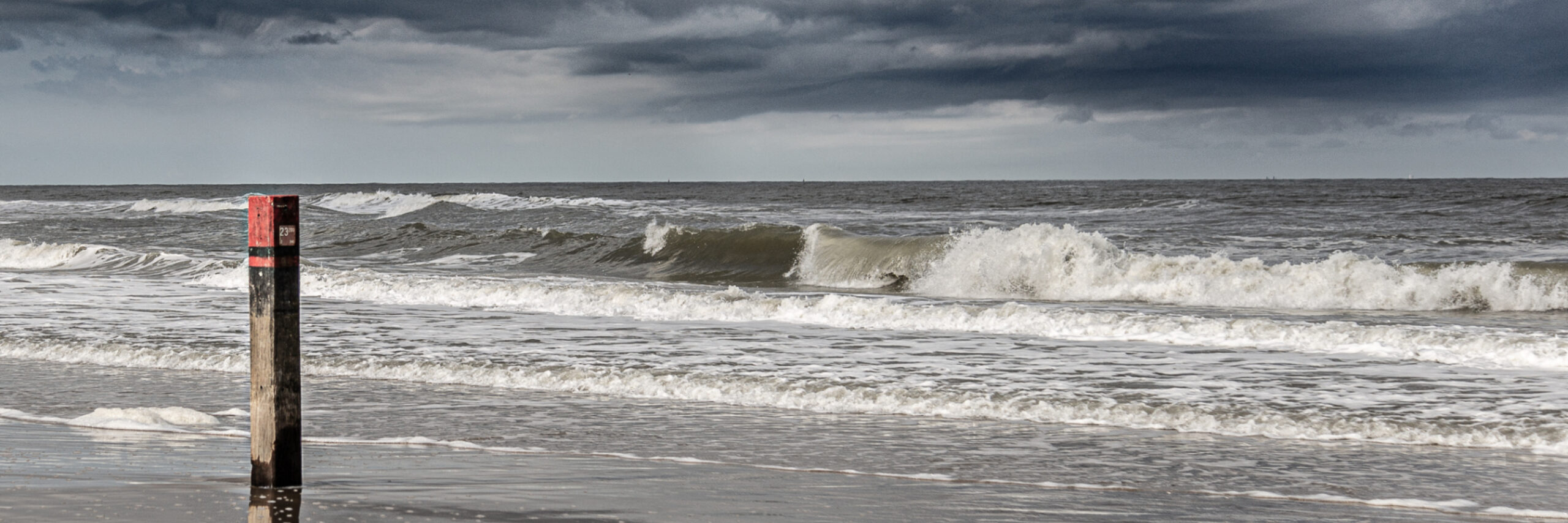 Storm en donkere lucht op het strand