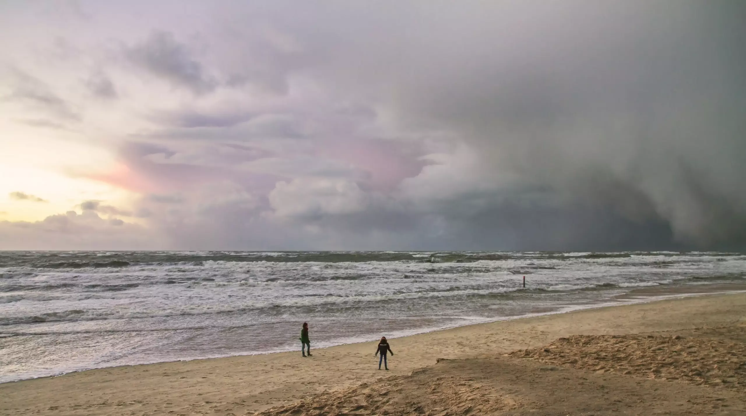 Donkere lucht en woeste zee