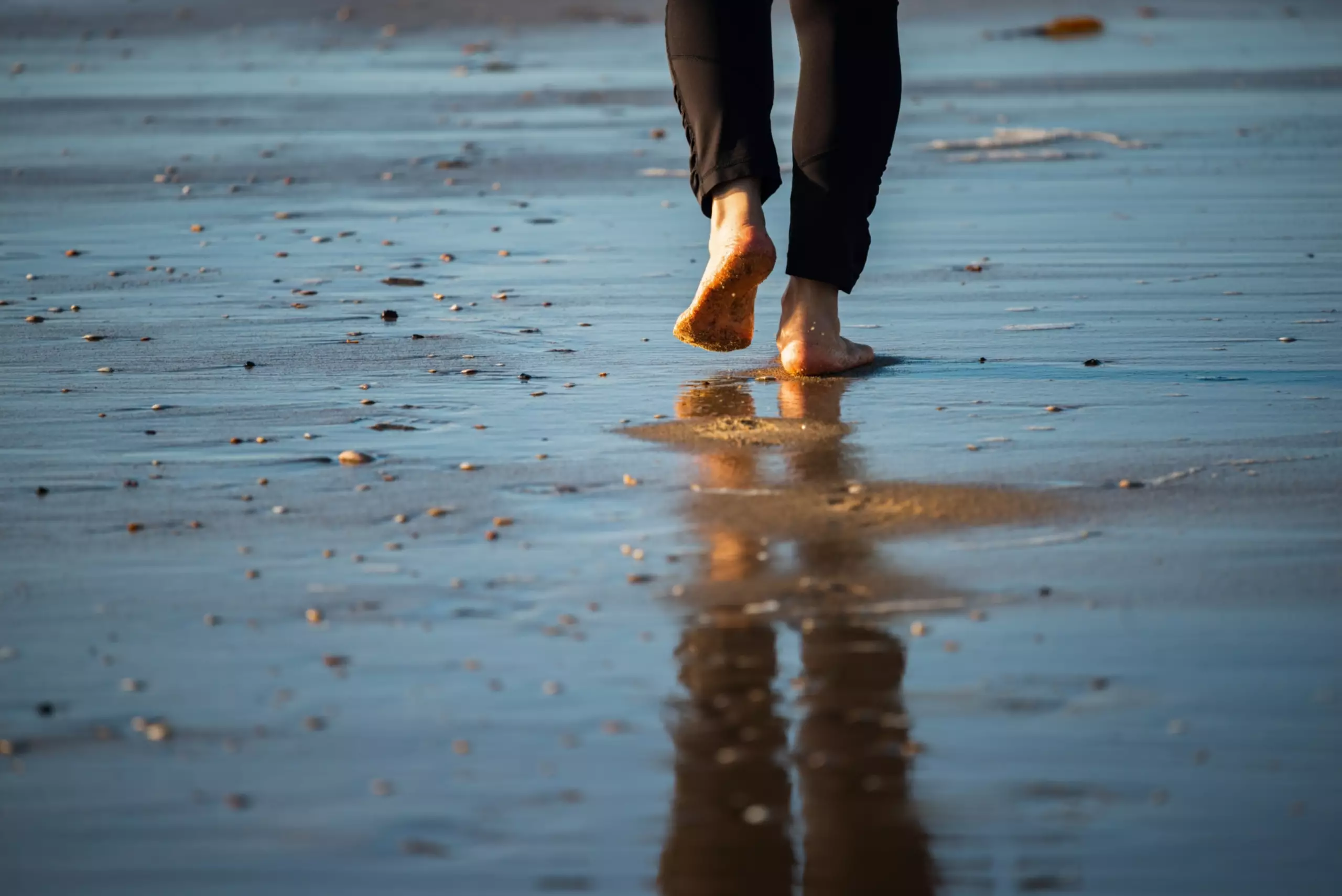 Op blote voeten op het strand