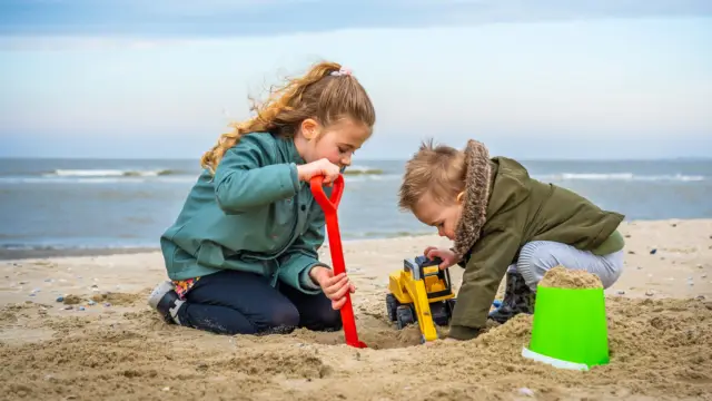 Spelen op het strand