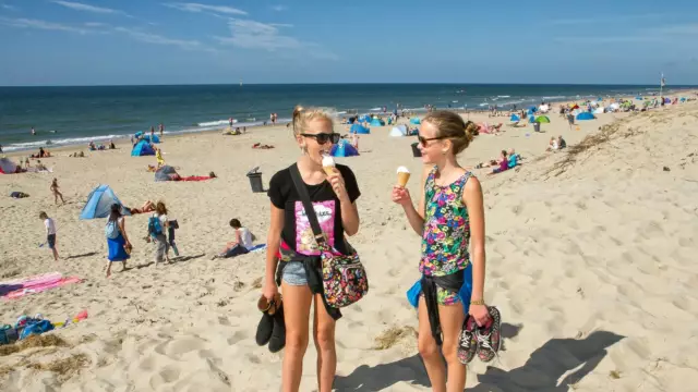 Meiden eten een ijstje op het strand VVV Texel fotograaf Justin Sinner