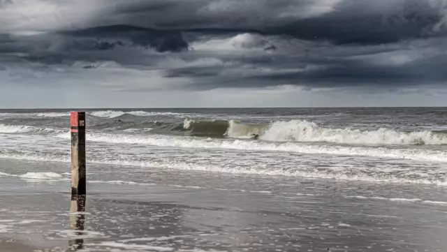 Storm en donkere lucht op het strand