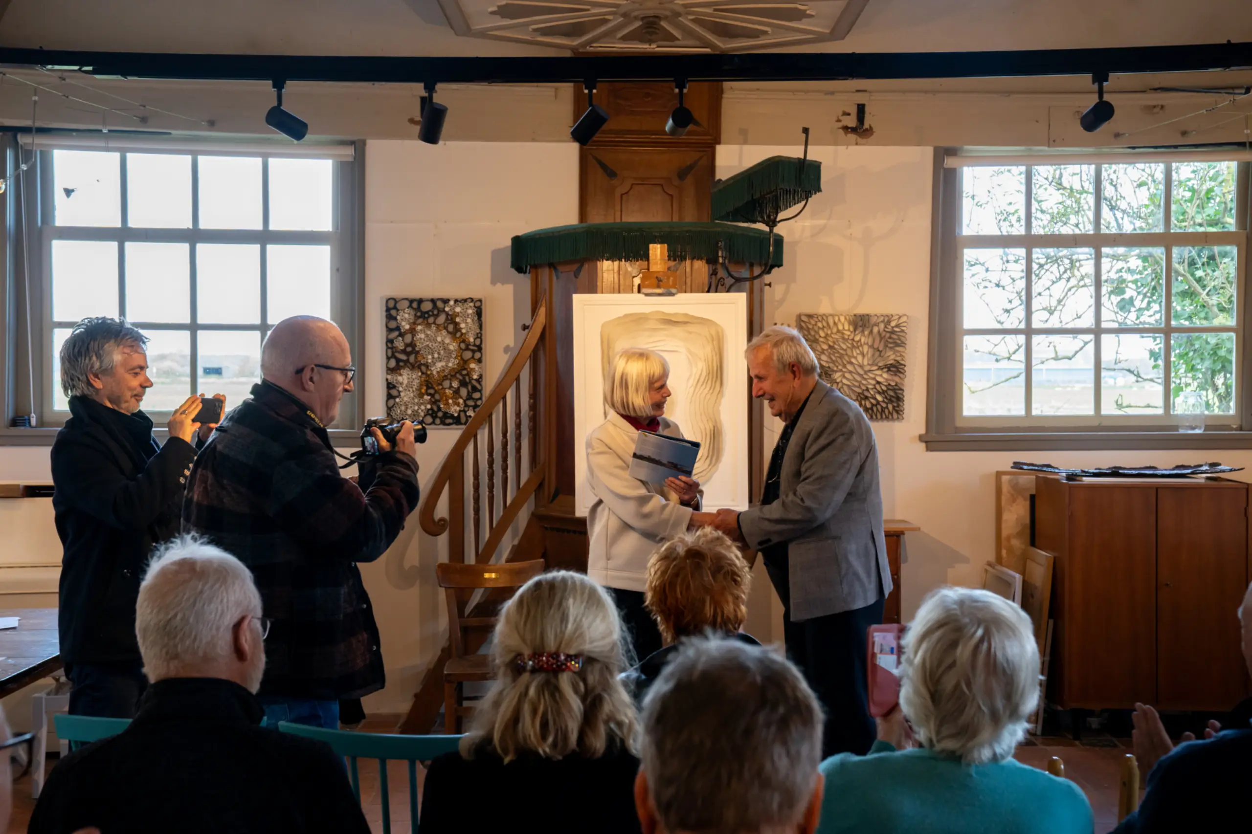 Auteur Ria Kuip overhandigt eerste exemplaar aan dr. Anne Doedens