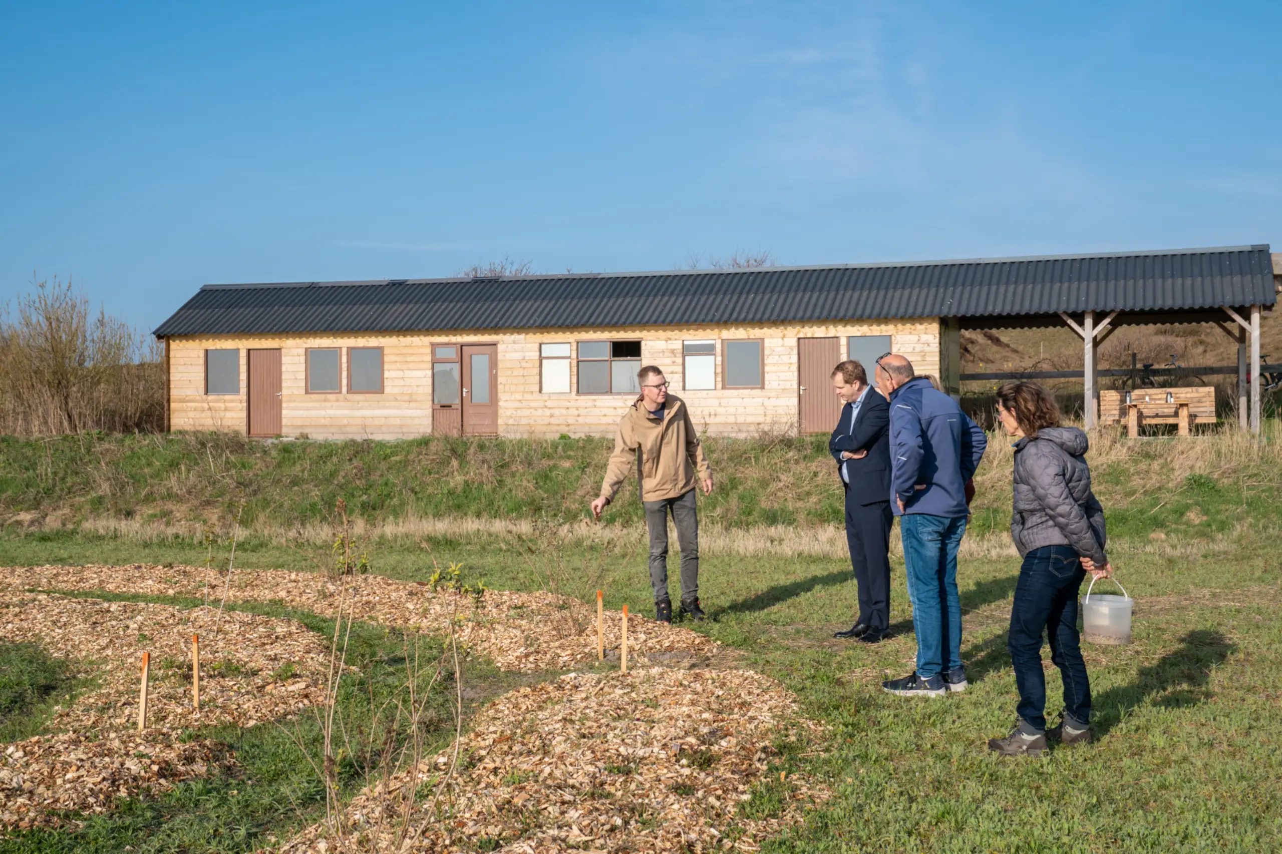 Vincent laat de nieuwe pluktuin zien