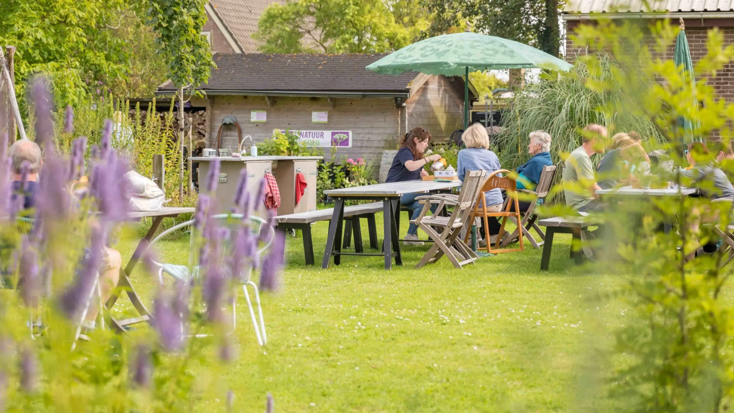 Groepsuitje in de tuin van Natuur Goed