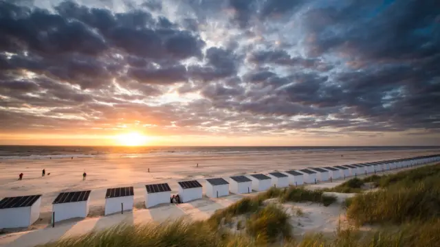 4b Strandhuisjes op het strand bij zonsondergang fotograaf Emiel Stroev VVV Texel toestemming kopie