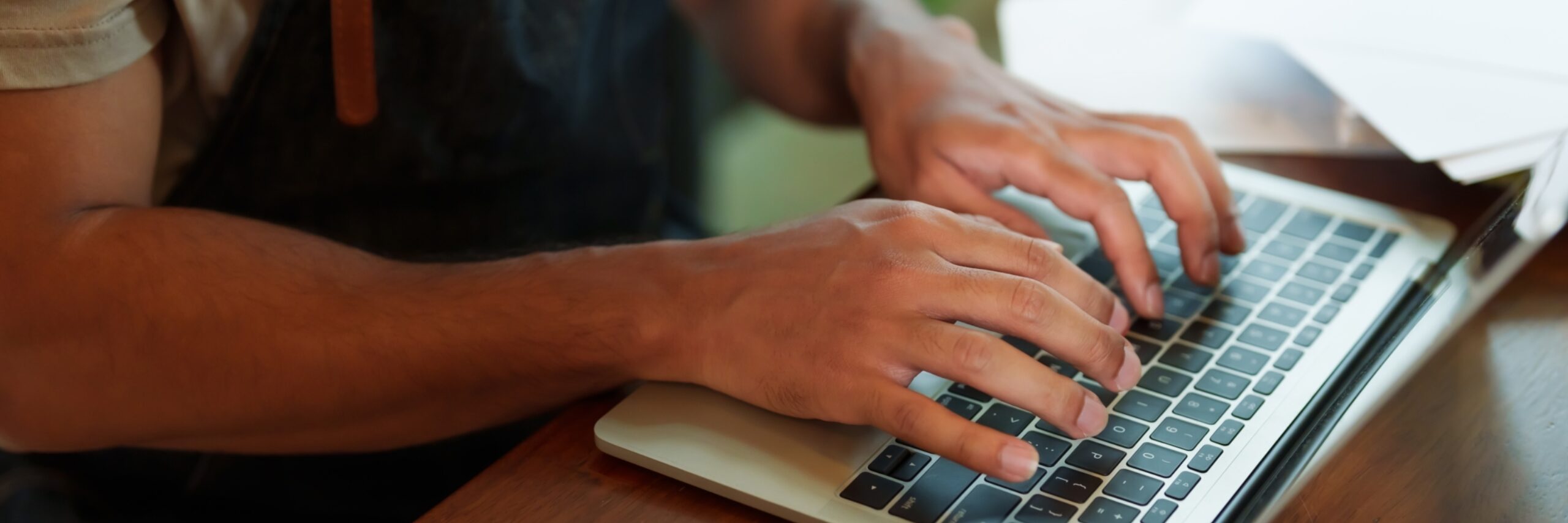 Werker met laptop shutterstock 2372662895