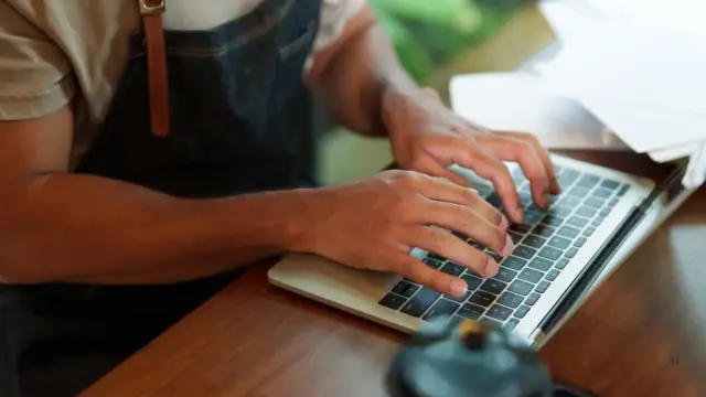 Werker met laptop shutterstock 2372662895