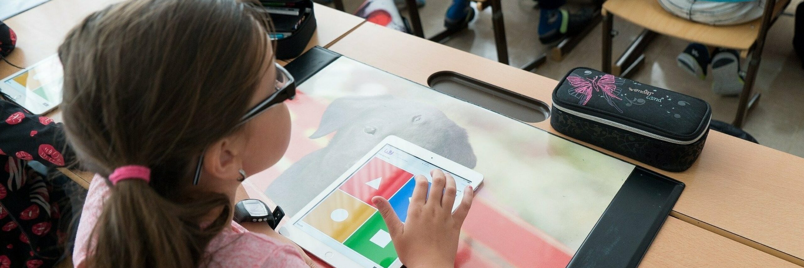 Kind in klas met i Pad voor werkstuk VVV Texel