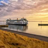TESO boot Texelstroom met zonsondergang vaart de haven binnen VVV Texel fotograaf Justin Sinner
