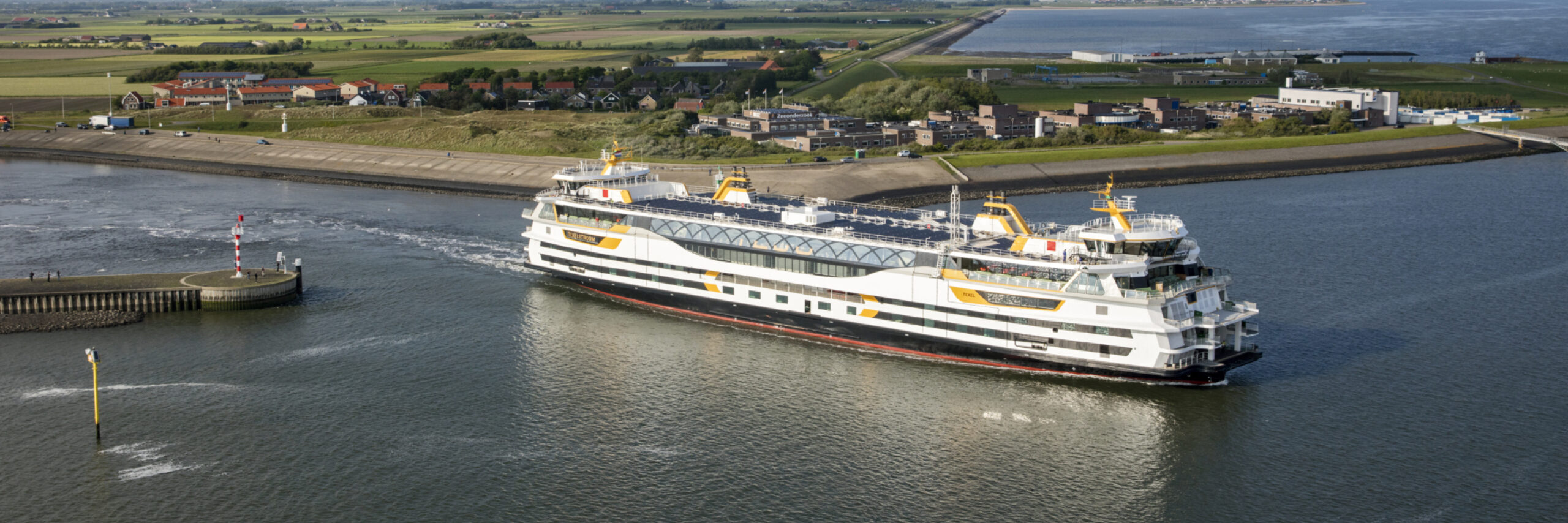 De Texelstroom vaart de haven van Texel uit VVV Texel
