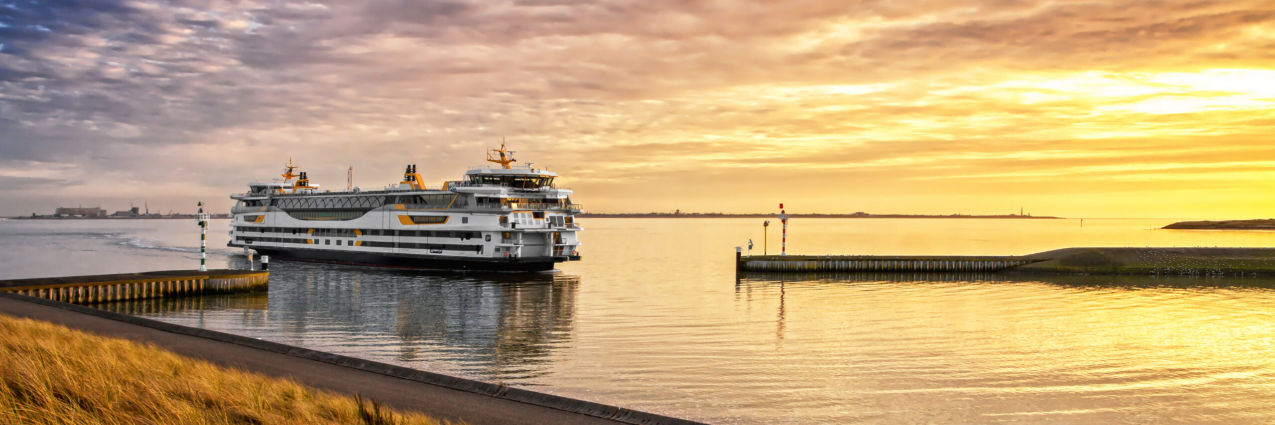 TESO boot Texelstroom met zonsondergang vaart de haven binnen VVV Texel fotograaf Justin Sinner