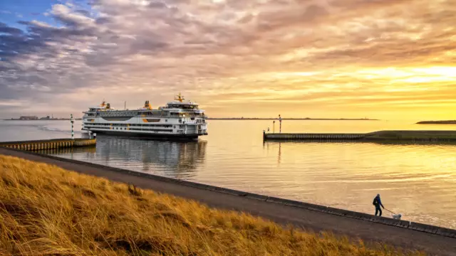 TESO boot Texelstroom met zonsondergang vaart de haven binnen VVV Texel fotograaf Justin Sinner