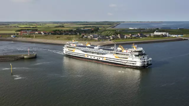 De Texelstroom vaart de haven van Texel uit VVV Texel
