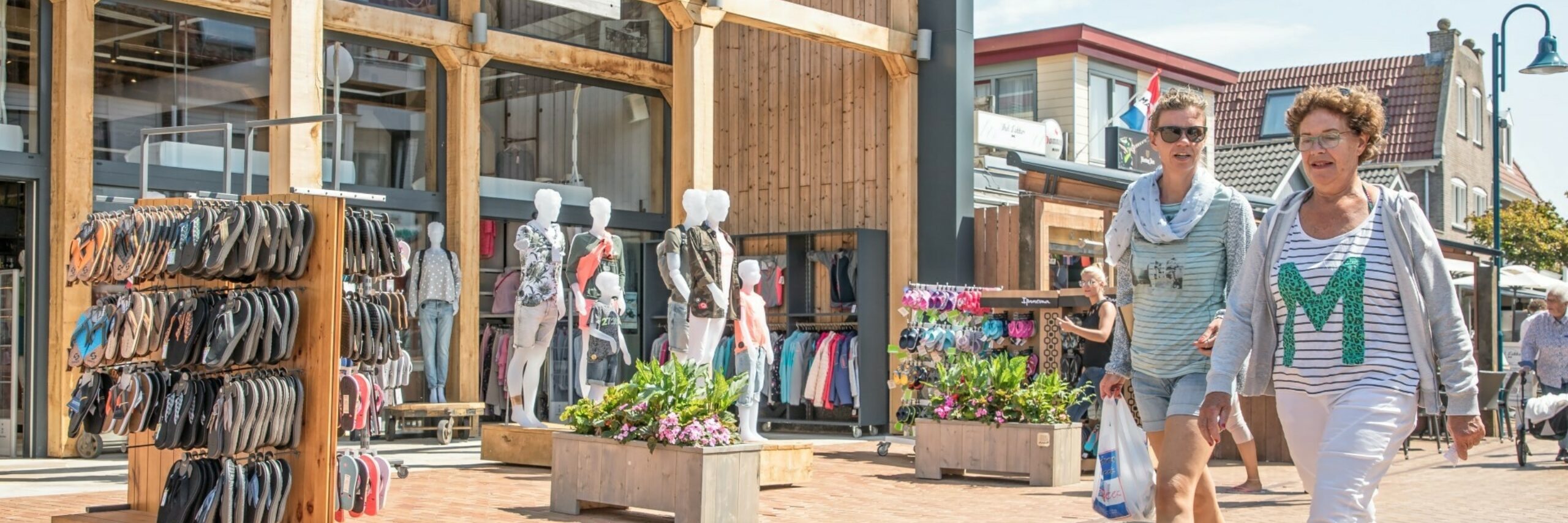 Winkelen in dorpsstraat De Koog