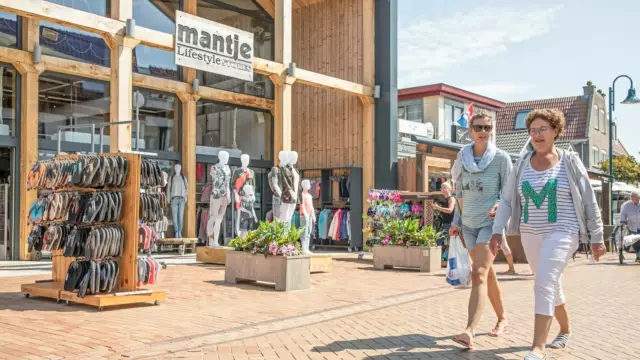 Winkelen in dorpsstraat De Koog