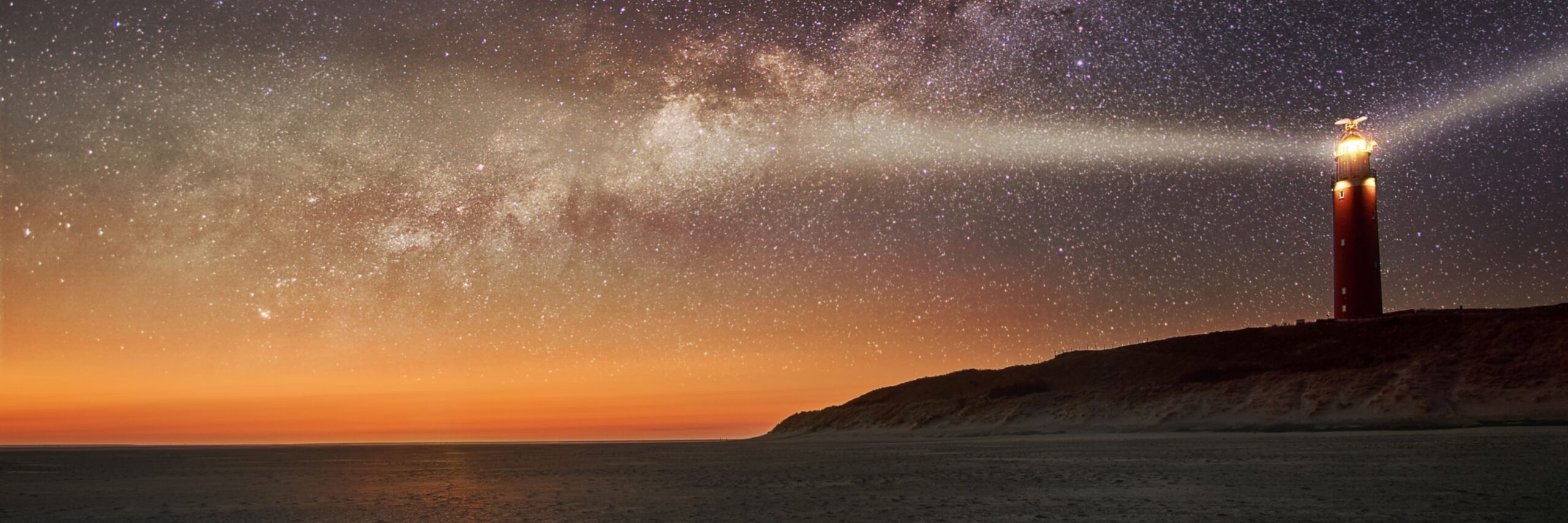 De vuurtoren met de sterrenhemel vrij te gebruiken door VVV Texel Shutterstock