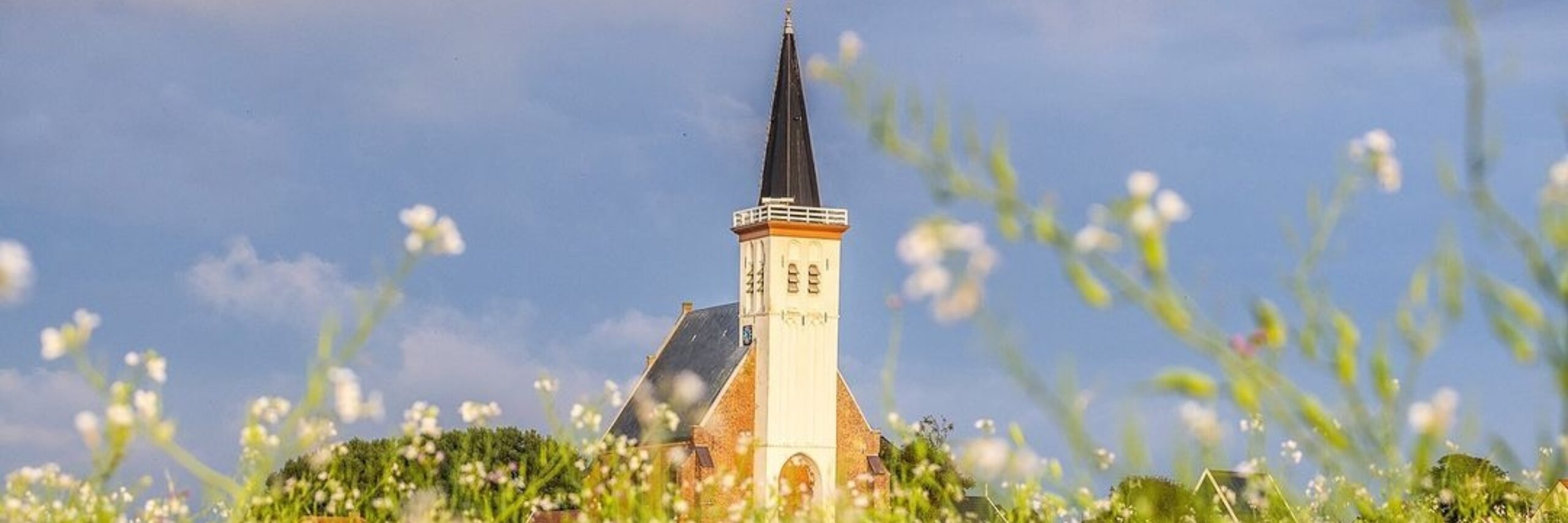 De kerk tussen de bloemen