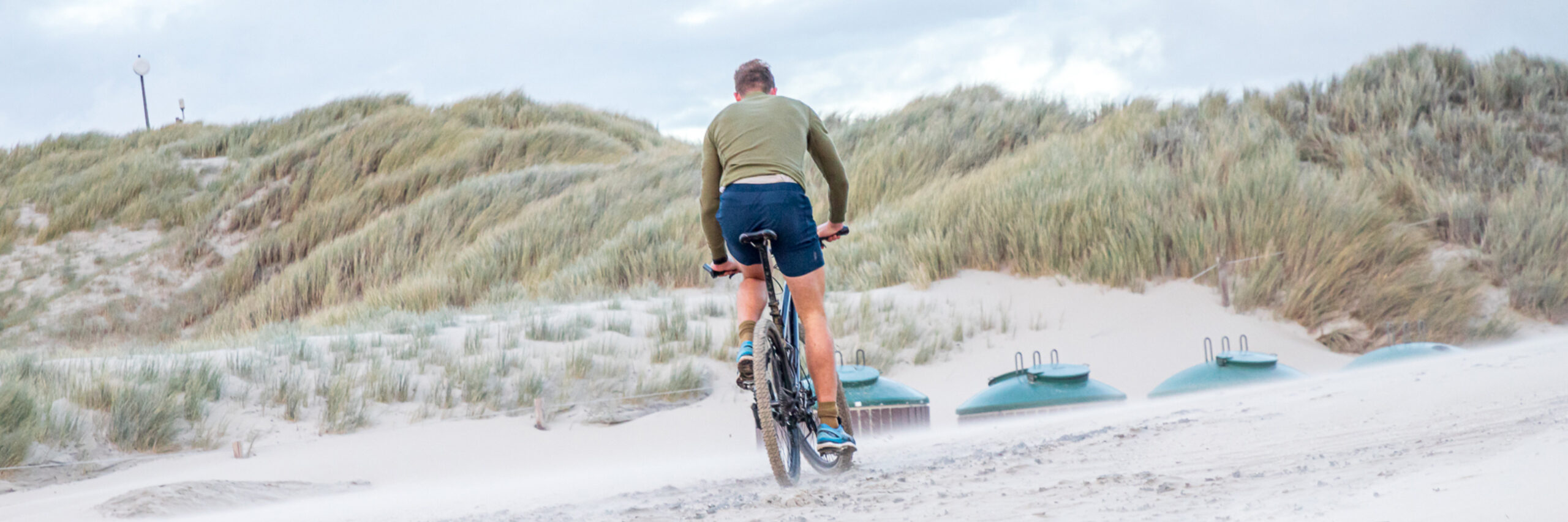 Mountainbiken op het strand bij Paal 15 Iris Borst