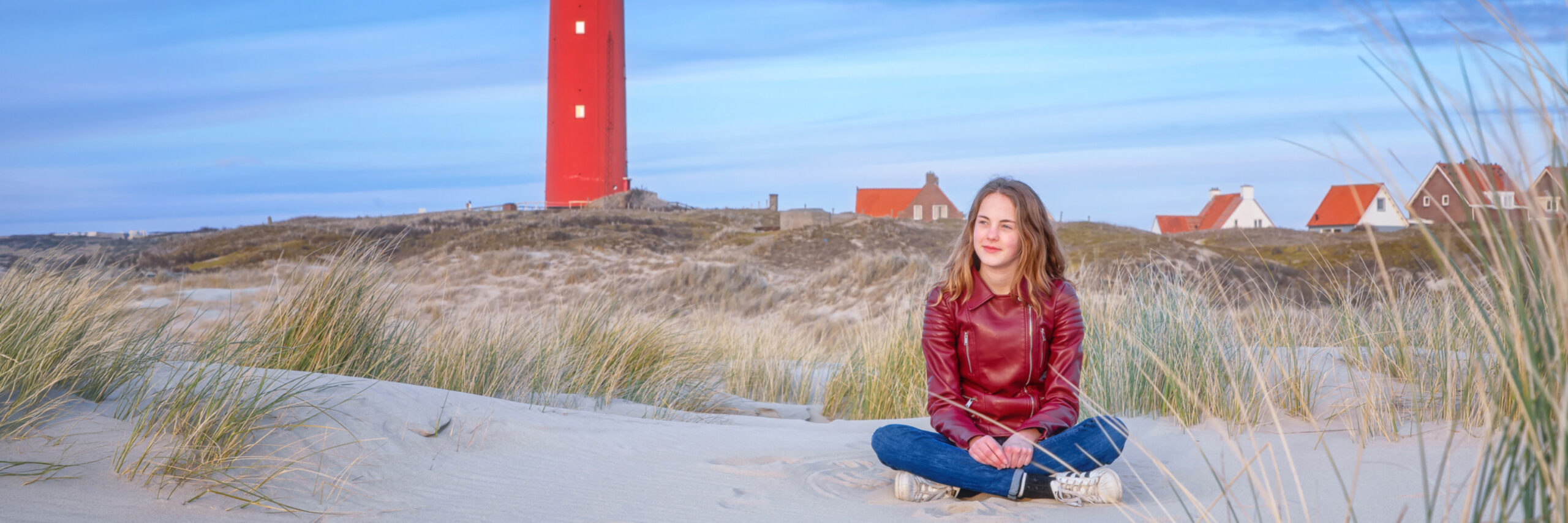 Vrouw op het strand bij de vuurtoren