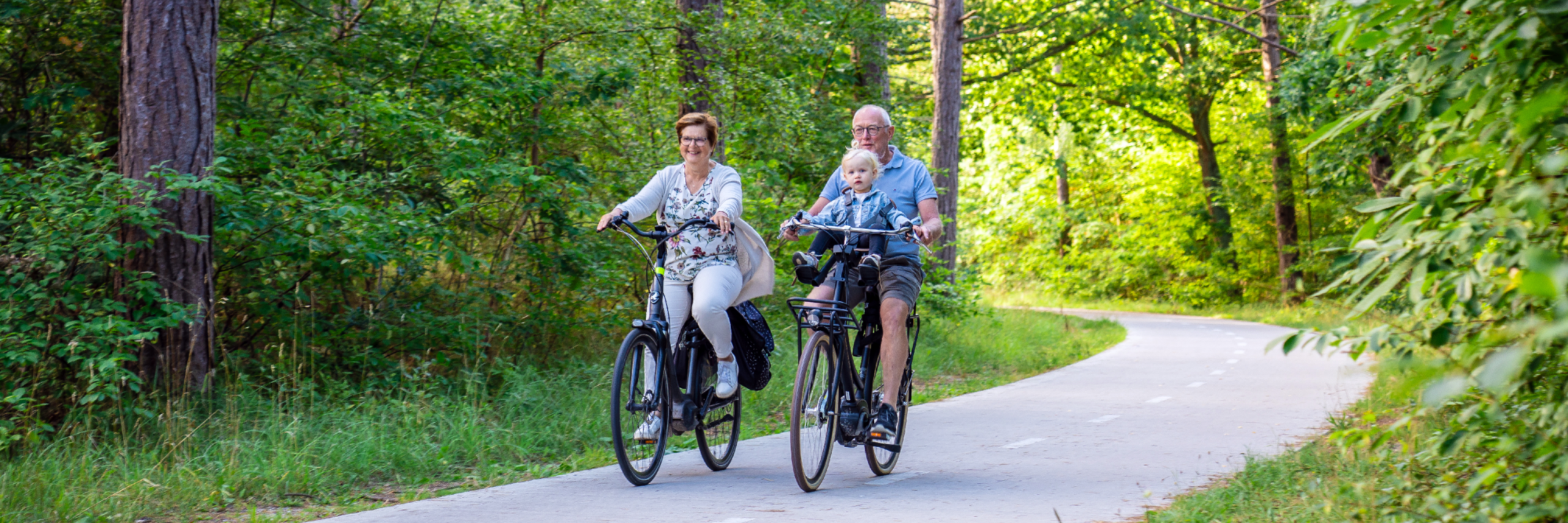 Gezinnen fietsen in bos