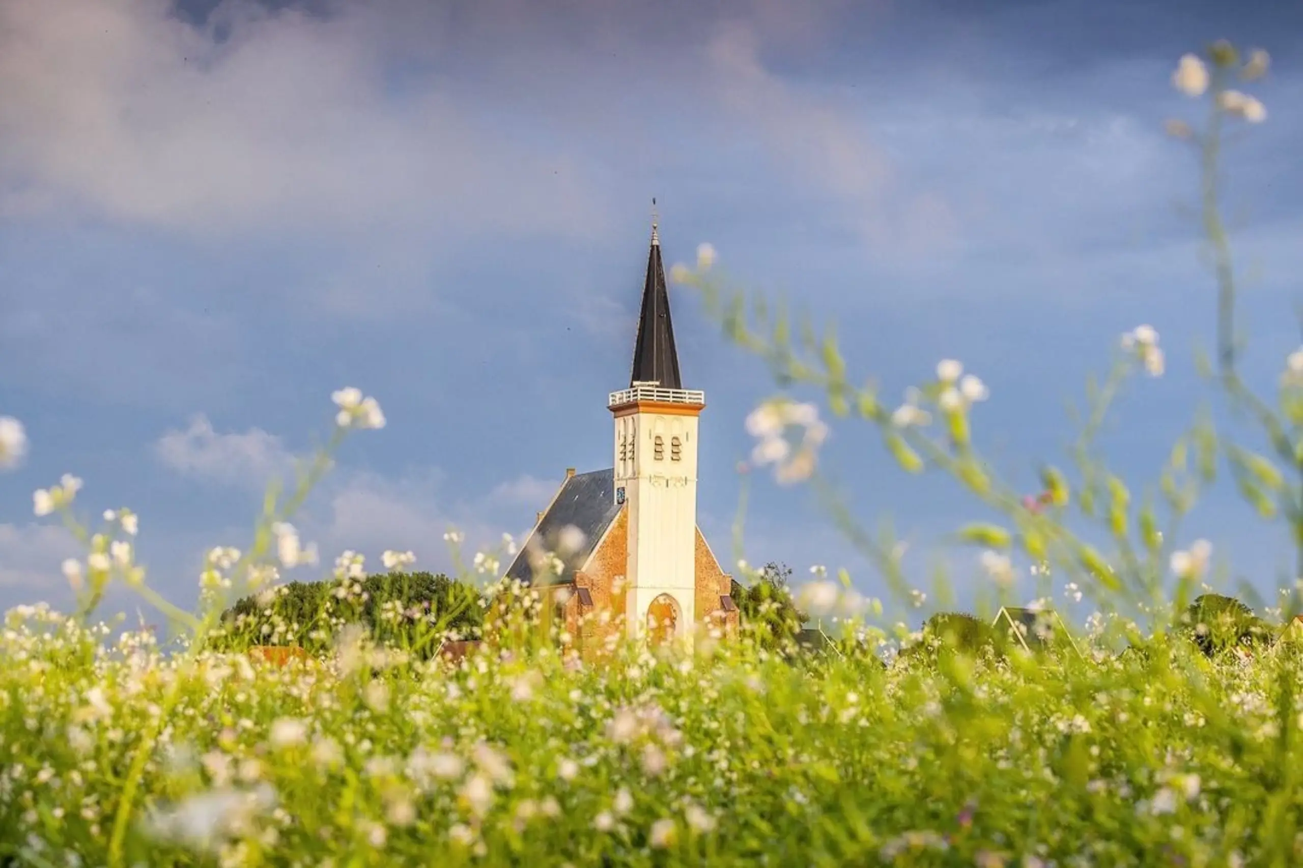 De kerk tussen de bloemen