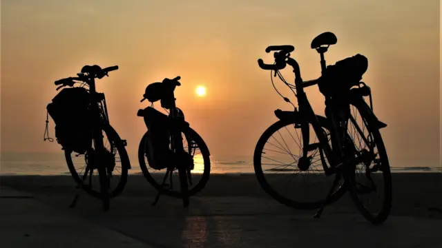 Fietsen zonsondergang