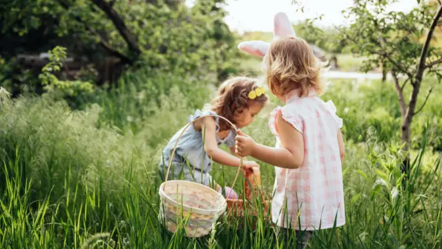 Paaseieren zoeken shutterstock 2141436403