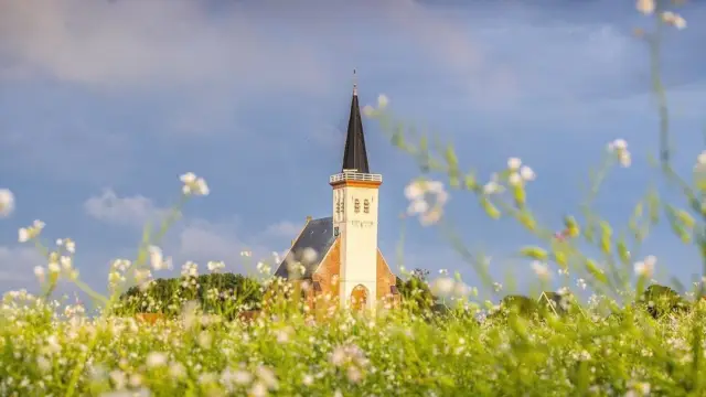 Die Kirche zwischen den Blumen