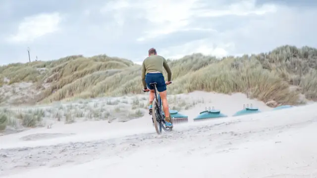 Mountainbiken op het strand bij Paal 15 Iris Borst