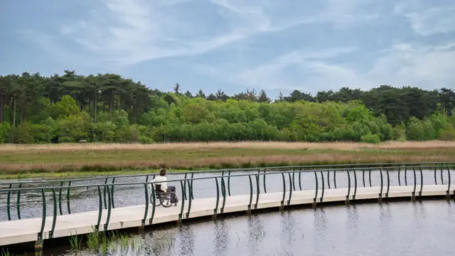 Rolstoelroutes De Dennen fietsbrug lucht VVV02042