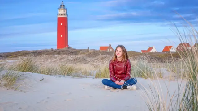 Vrouw bij de vuurtoren