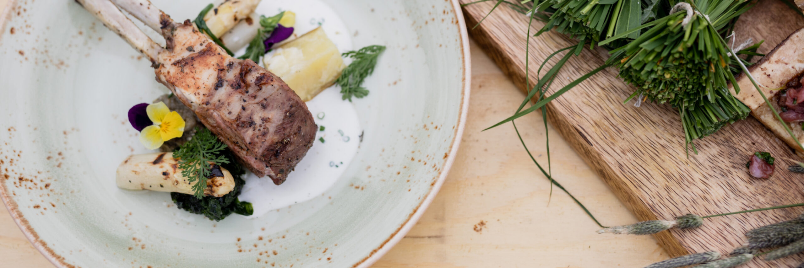 Gerecht met gebraden lamsrack lamskebab met lamstartaar BBQ Battle