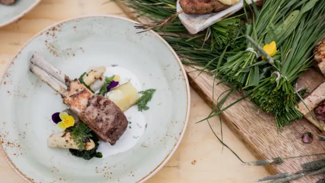 Gerecht met gebraden lamsrack lamskebab met lamstartaar BBQ Battle