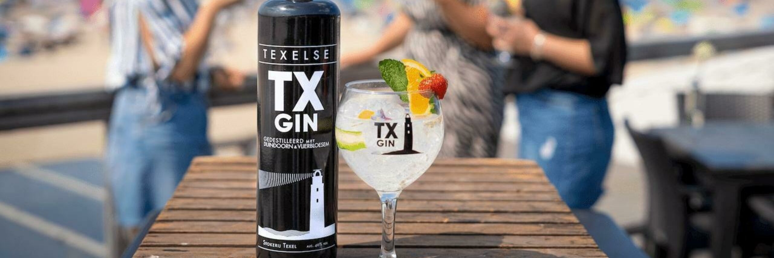 Texel Gin aan het strand op het terras Stokerij Texel fotograaf Stefan Krofft VVV Texel