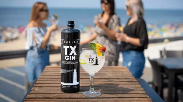 Texel Gin aan het strand op het terras Stokerij Texel fotograaf Stefan Krofft VVV Texel