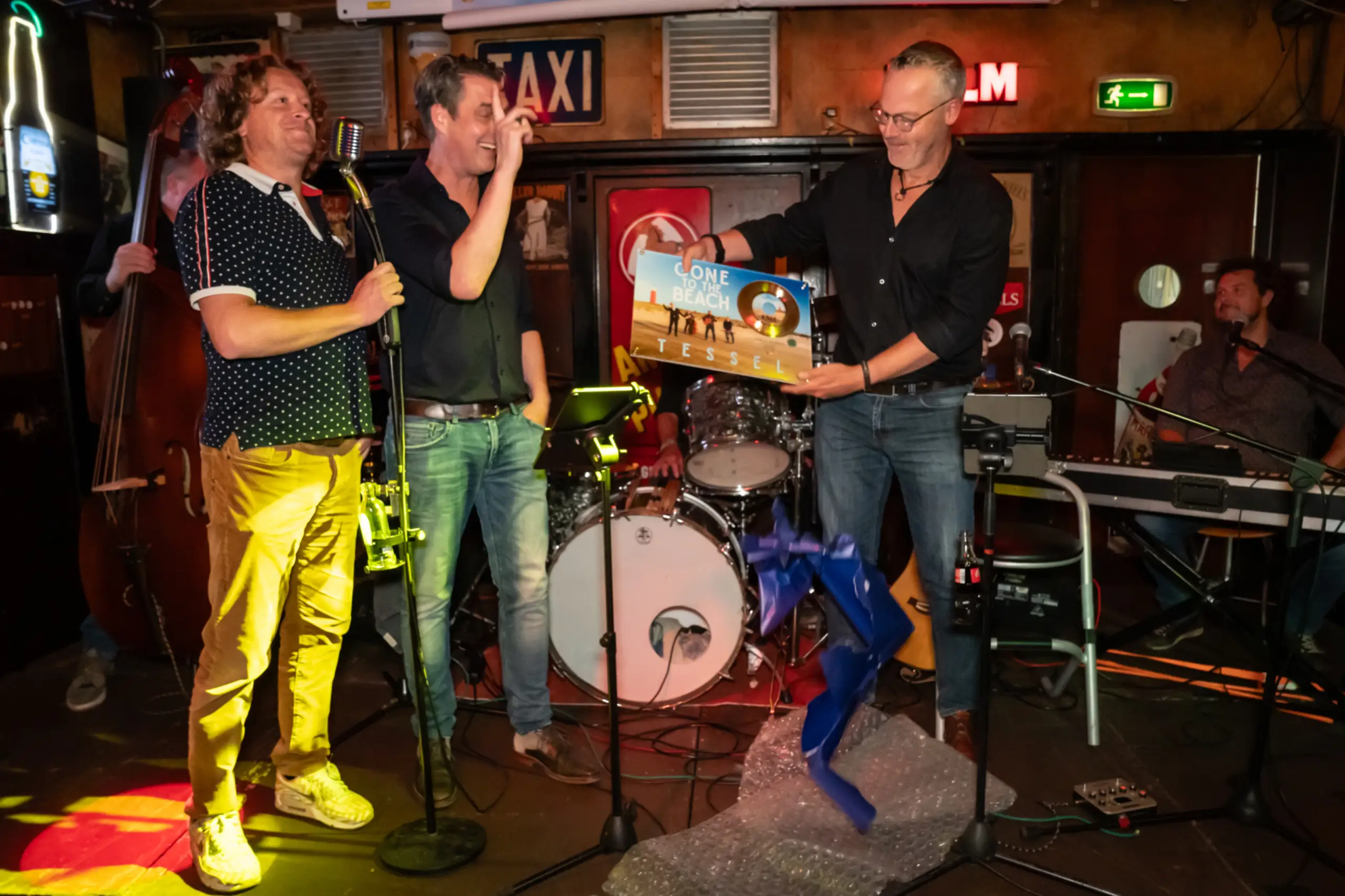 Gone to the Beach ontvangt een gouden plaat voor Tessel