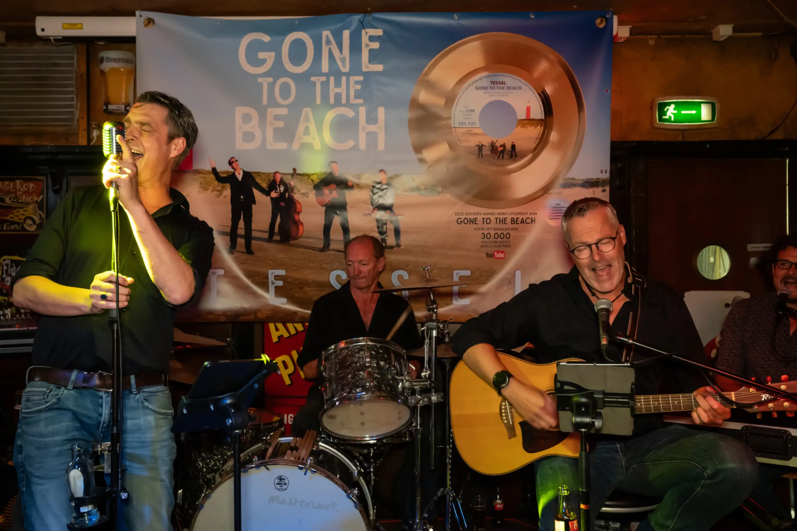 Gone to the Beach ontvangt een gouden plaat voor Tessel
