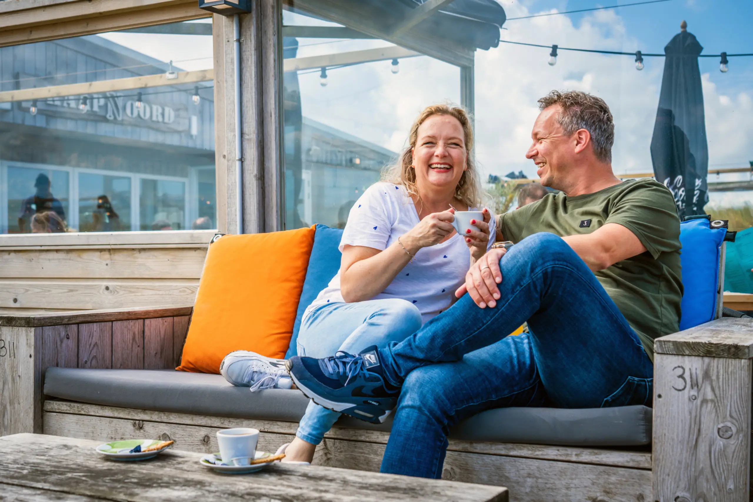 Samen op terras bij Kaap Noord
